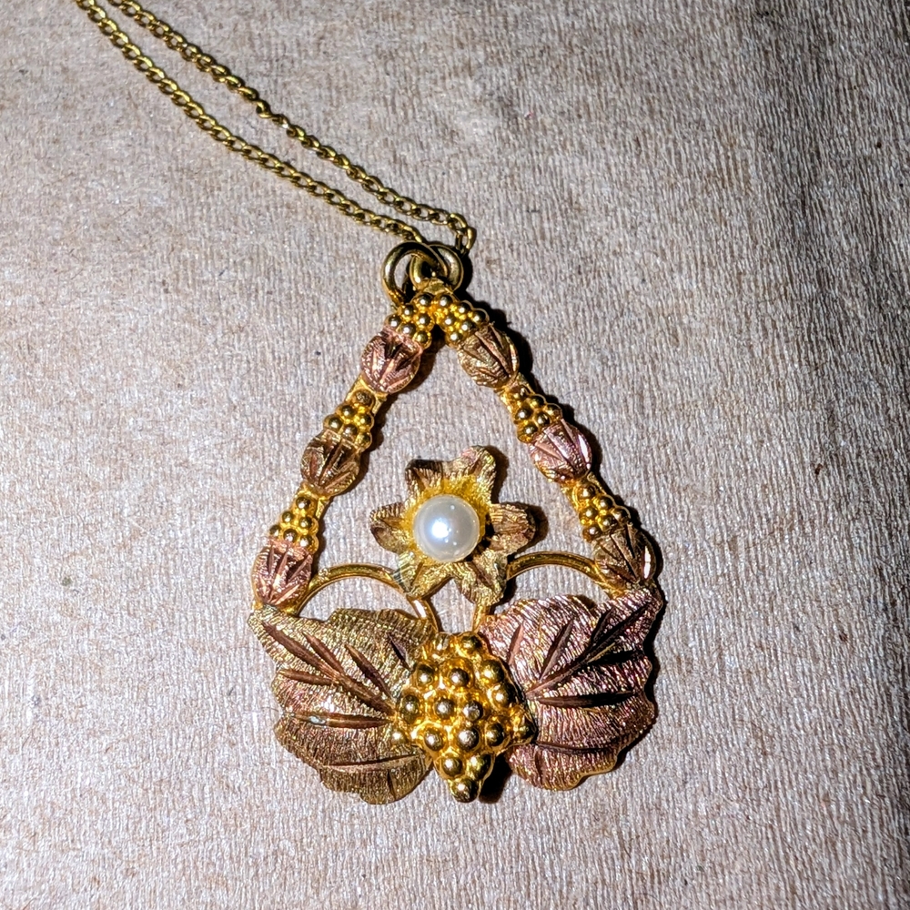 Elegant Gold and Pink Floral Pendant Necklace